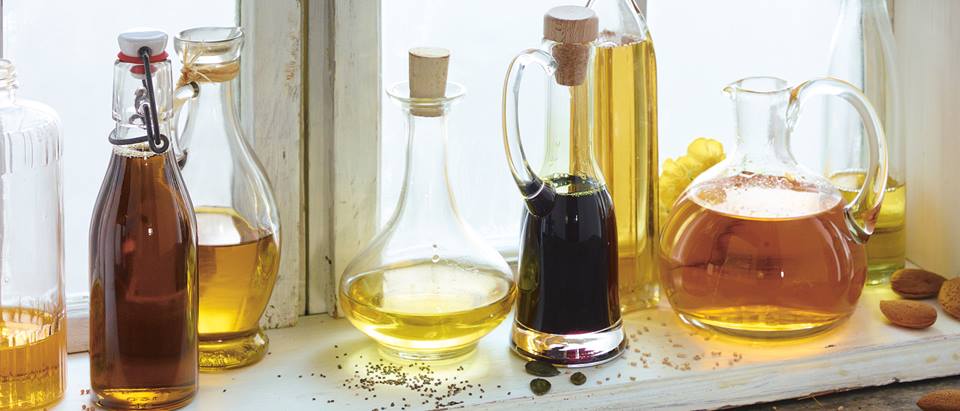 Verschiedene Essig- und Öl- Sorten: Crema Di Balsamico, Rotweinessig, Apfelessig, Öl