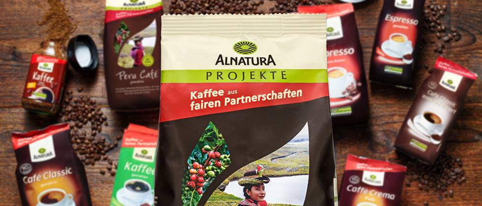 Verschiedene Sorten Alnatura Kaffee aus fairen Partnerschaften