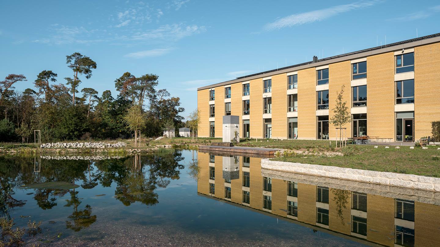Alnatura Campus in Darmstadt, Ansicht Teichseite