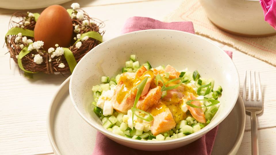 Lachs-Eier-Salat mit Honig-Senf-Dressing