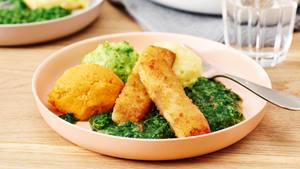 Fischstäbchen mit Rahmspinat und Kartoffel-Brokkoli-Püree