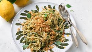 Alnatura Rezept: Linguine mit Zucchini-Sardinen-Sauce und würzigem Brösel-Topping